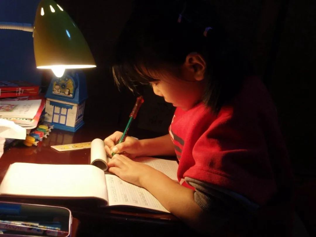 C妈学堂|“为什么每天作业都要家长教？”宝爸深夜怒怼老师，家长群炸锅了