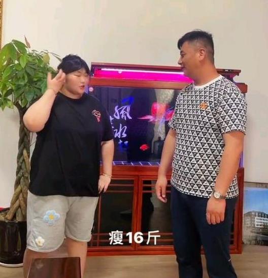淡妆 大衣哥女儿罕见露面，现身美发店弄头发，减肥失败身材恢复原状