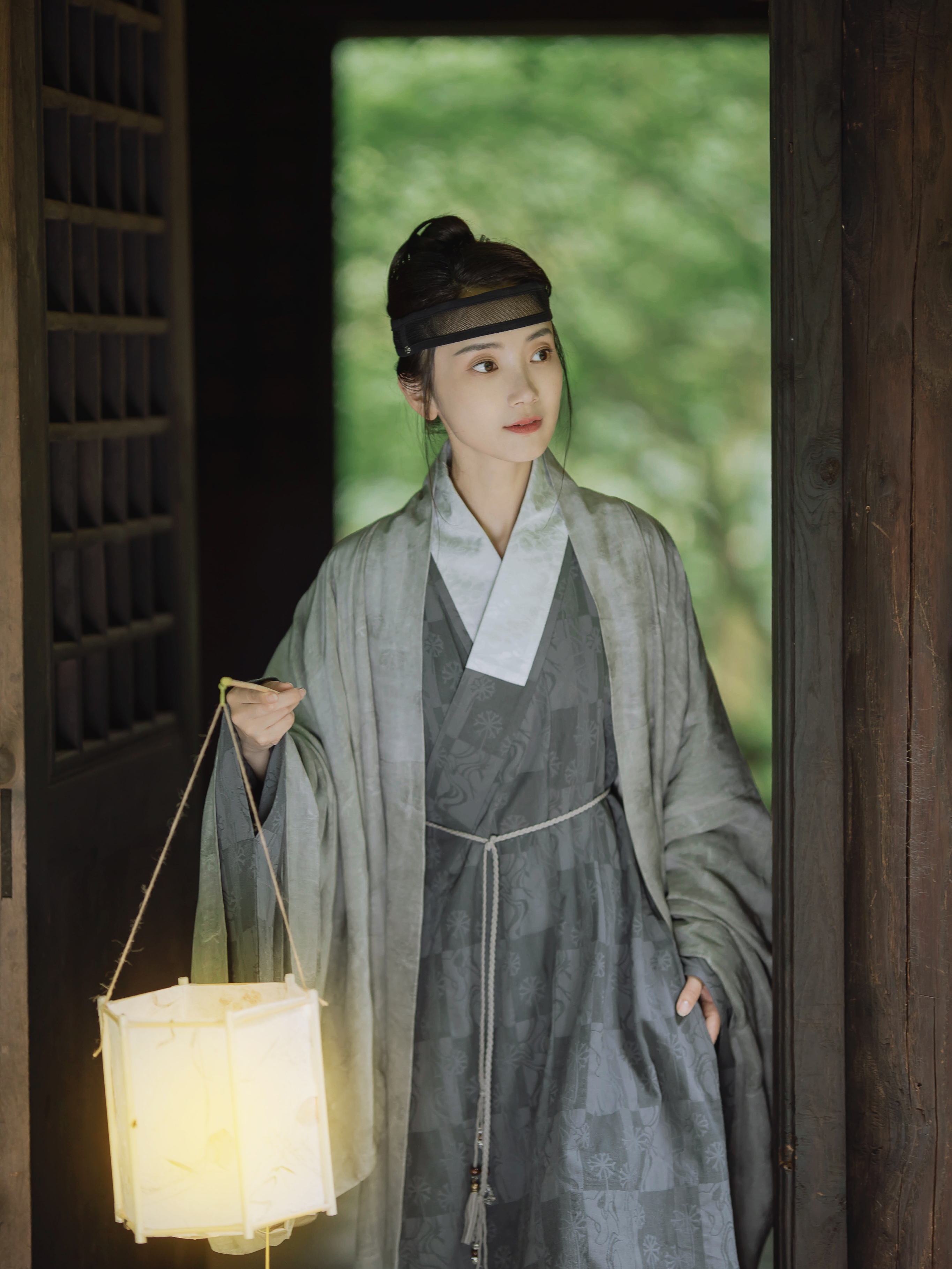 |是谁，娇羞凝眸，斜倚轩窗？是谁，揽镜画眉，柔情如织？