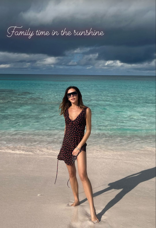 哈珀·贝克汉姆|贝克汉姆一家外出度假，夫妻俩大秀恩爱，小七放飞自我坐姿超豪放