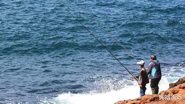 湖南|湖南一男子野钓遇上“偷鱼贼”，咬住鱼护不松口，网友：饿疯了
