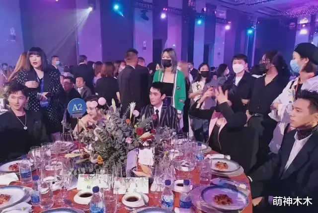 陈伟霆|芭莎名场面又来了!合影无人敢站C位,baby远离陈伟霆和李现互让