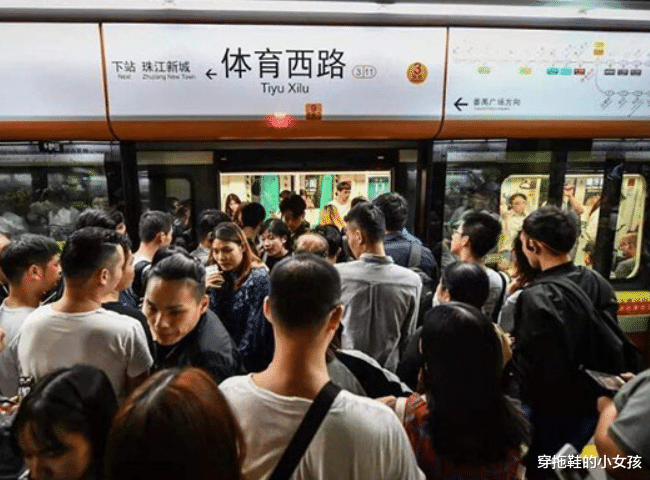 穿拖鞋的小女孩 地铁每天那么多乘客，为何入不敷出，却还在不停的建造？