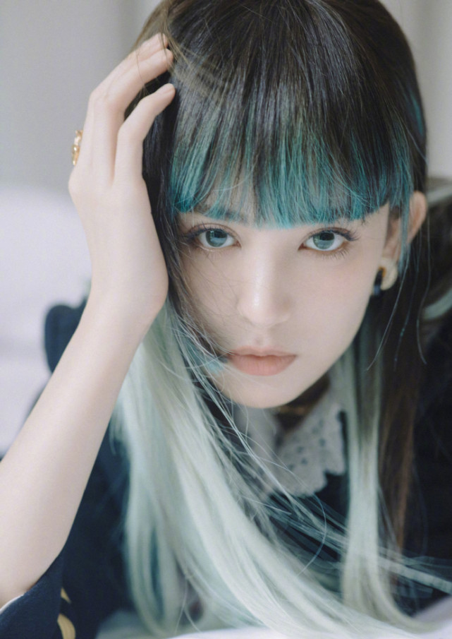 古力娜扎|古力娜扎拍戏被偶遇，饰演女警背老人过马路，皮肤白皙美得发光