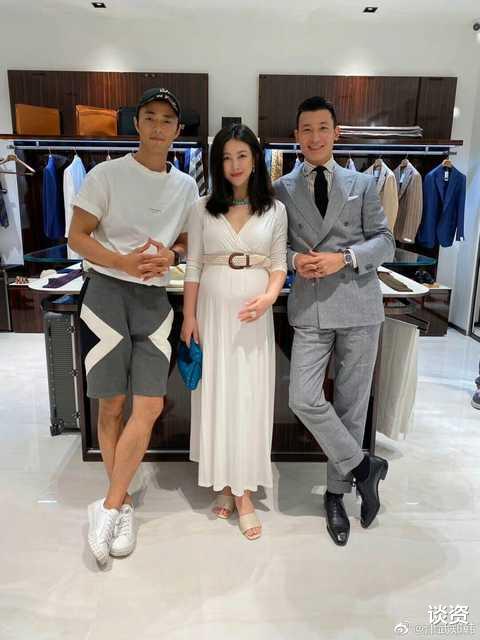 朱珠|朱珠产后首晒全家福，被富商老公拥入怀超开心，一家三口画面温馨