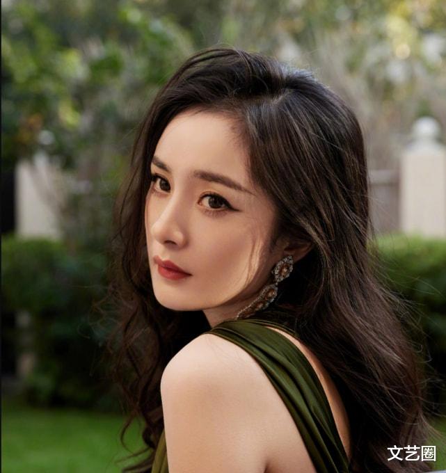 文静|杨幂逛打折店铺囤货被网友偶遇，与朋友提着大包小包很接地气