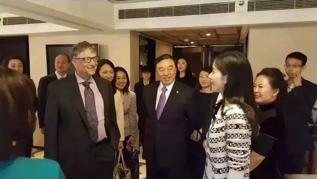 迪丽热巴|带5岁女儿爬山的章泽天,刚以1880亿身价成为最富90后