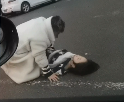 沈阳:年轻情侣吵架,在马路中央厮打,网友:不能白头偕老,就共赴黄泉