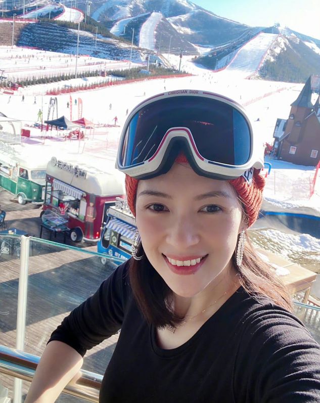 章子怡|章子怡带女儿滑雪，醒醒头顶快到妈妈肩膀，腿长脚长运动天赋高