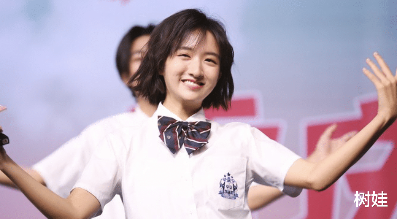 詹姆斯·邦德|柏安妮17岁女儿出道获好评，夺电影新人奖备受鼓舞，颜值不输母亲