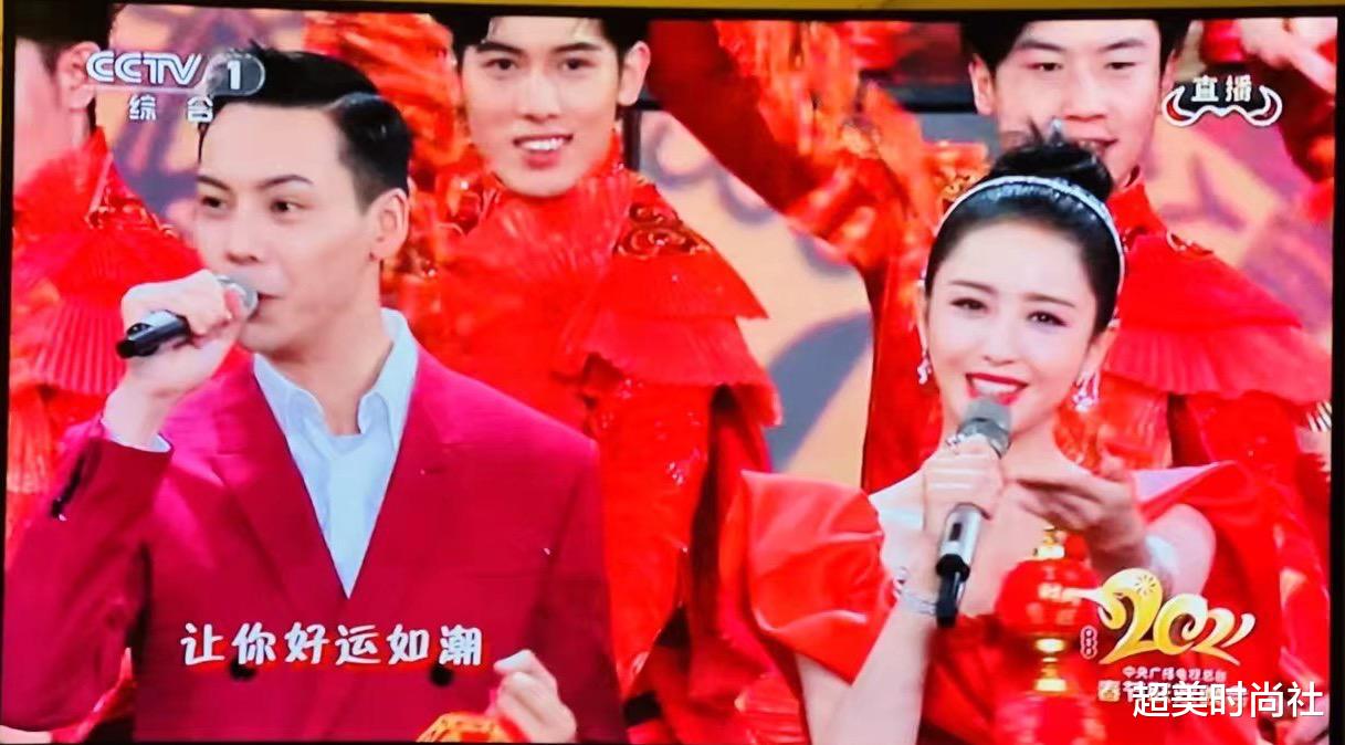 台湾|欧阳娜娜春晚红裙像敬酒服！面部浮肿，与佟丽娅同框头比她大一圈