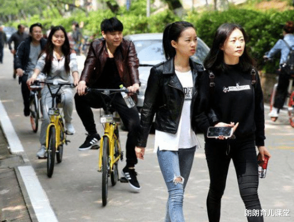 发型|女大学生“奇葩发型”火了，背面看是大妈，正面却意外“减龄”