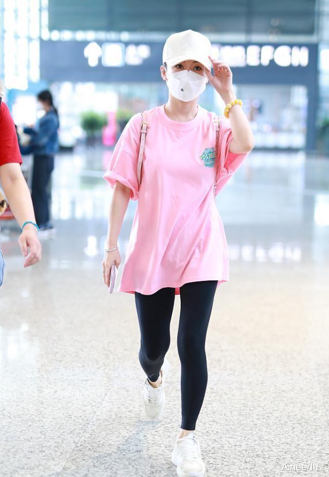 Ainee小屋|潘晓婷的身材看着有点单薄，粉色T恤配瑜伽裤，松垮感太明显