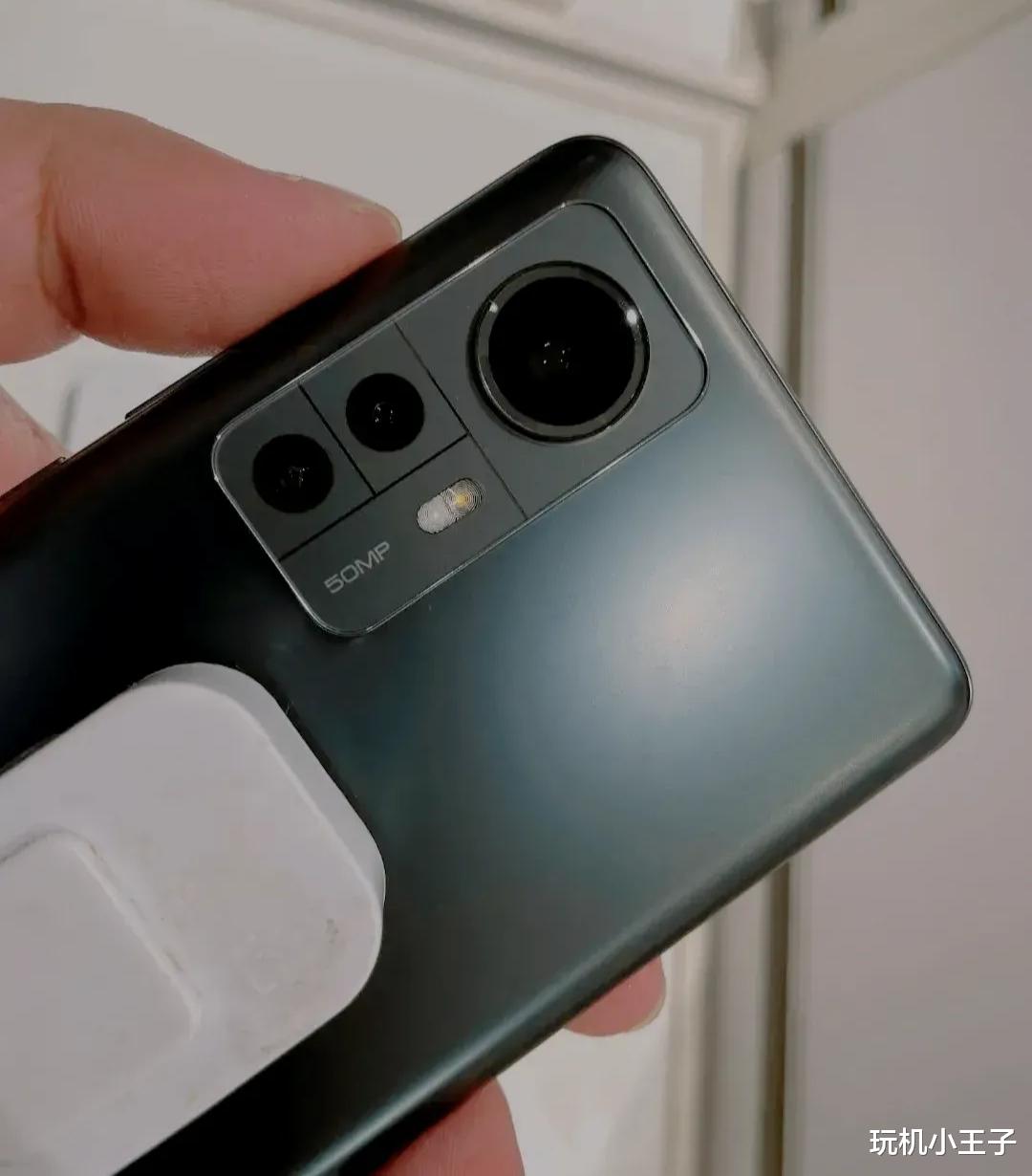 三星|去小米之家上手小米12，和网上黑稿说的不一样