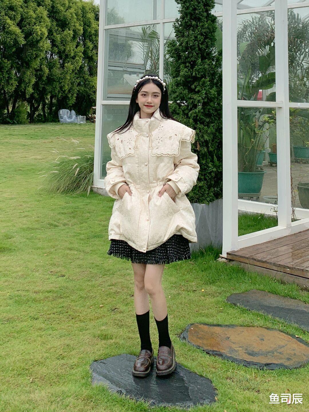 鱼司辰 周末出去约会怎么穿？蕾丝花边羽绒服+格子半身裙，保暖又好看！