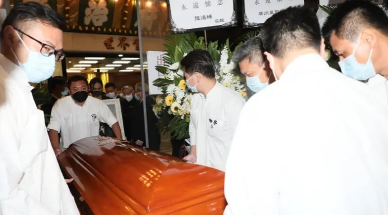 周星驰|长达20年的误解，吴孟达去世后，周星驰用10分钟做出了回应