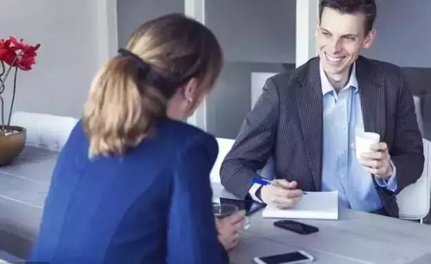 女孩|面试官：牛一天吃100斤草，10天吃多少？女孩细心，被录取