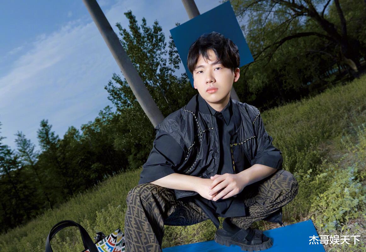 郭麒麟|郭麒麟和杨超越送礼，一个实用型每期都用，一个趣味型使用率极低