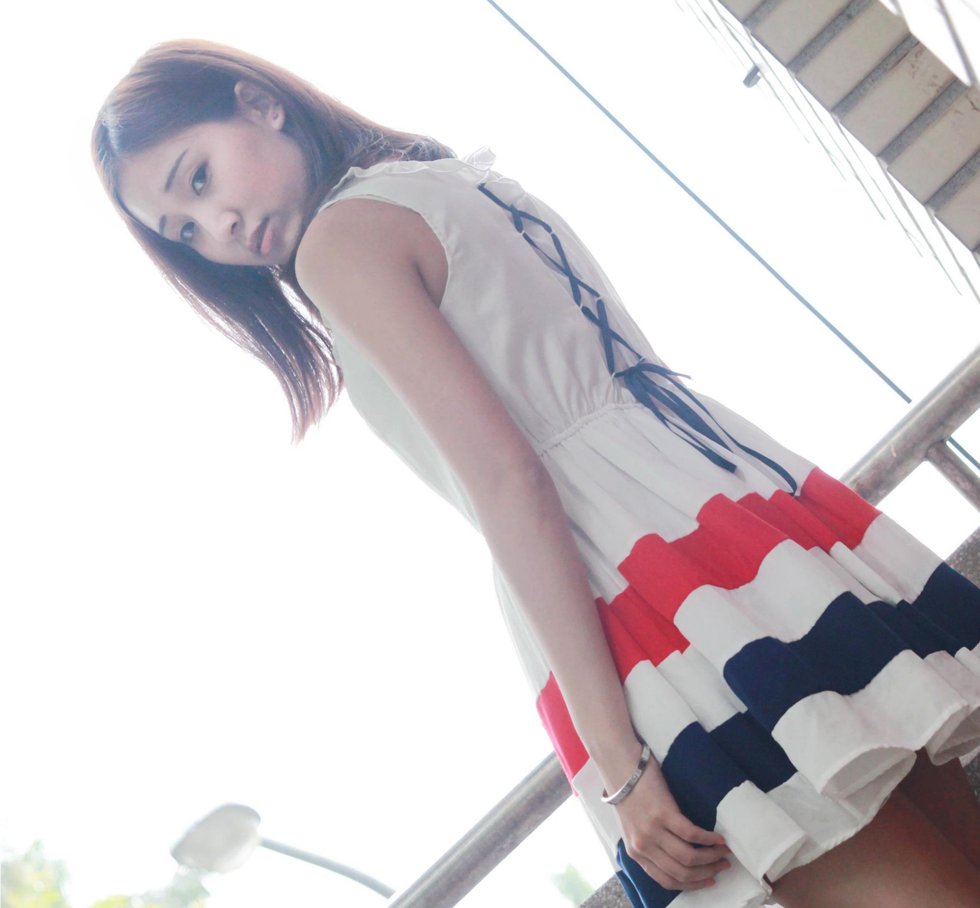 百里守刖|纯洁的白色连衣裙,给人一种清新的自然美,减龄又时尚