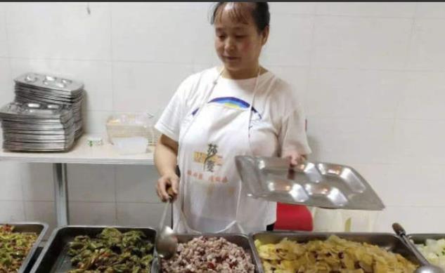 吴洪娜聊说育儿|四川大学生画“虚弱妆”，博取食堂阿姨同情，引无数学生进行模仿