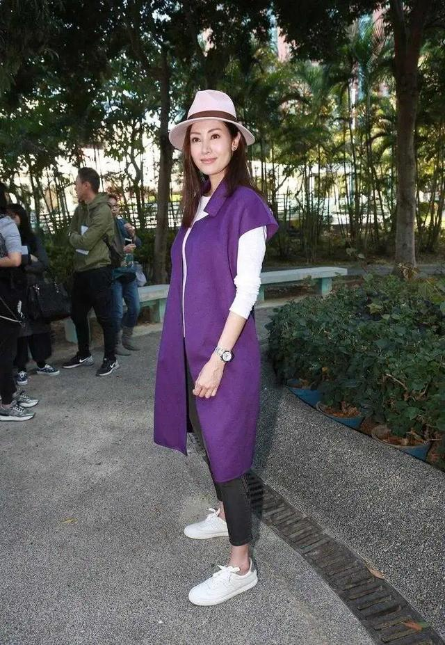 何有强|李嘉欣不愧是“豪门太太”穿紫色长款外套搭配白色T恤，高级时髦