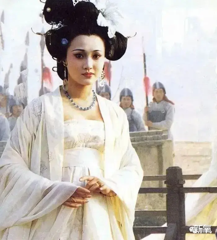 梅艳芳|厚嘴唇、三白眼、高颧骨，组合在她脸上却是一个风华绝代