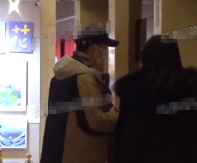 李湘|李湘恋情曝光后首露面！独自现身获路人侧目，打电话训人超霸气