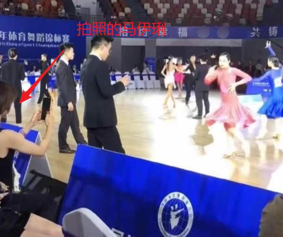 马伊琍|文章现身大女儿比赛,不仅与马伊琍一起现身,身边还有个年轻姑娘