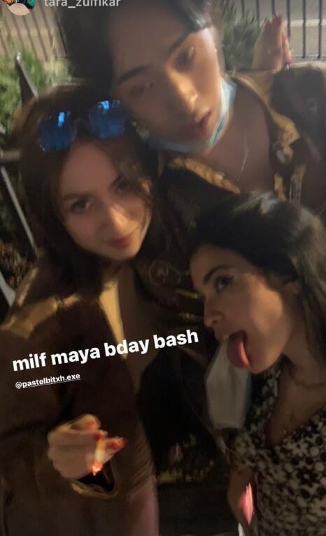 伊能静|伊能静儿子搂两个女生合影，戴两条项链画眼线，穿深v上衣美甲抢镜