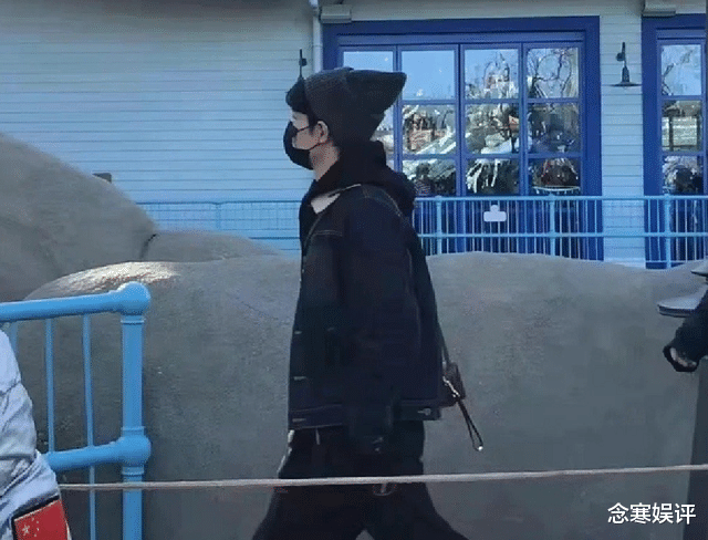 肖战|肖战打卡环球影城，为了不让秩序变混乱，刻意避开人多的地方玩耍