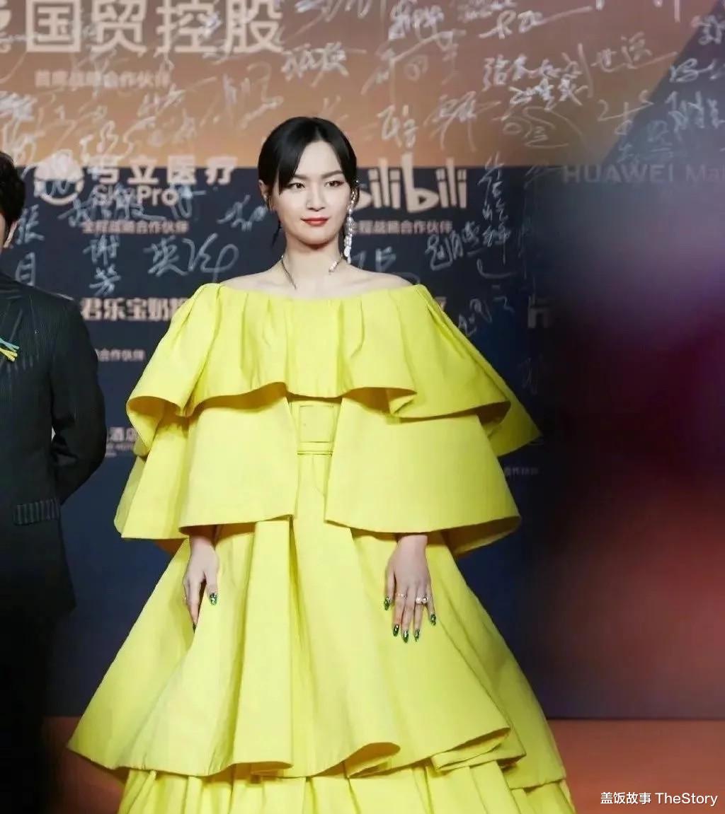 粉色|明星造型“尴尬史”：有人像荷包蛋，有人丑似女巫，有人老10岁