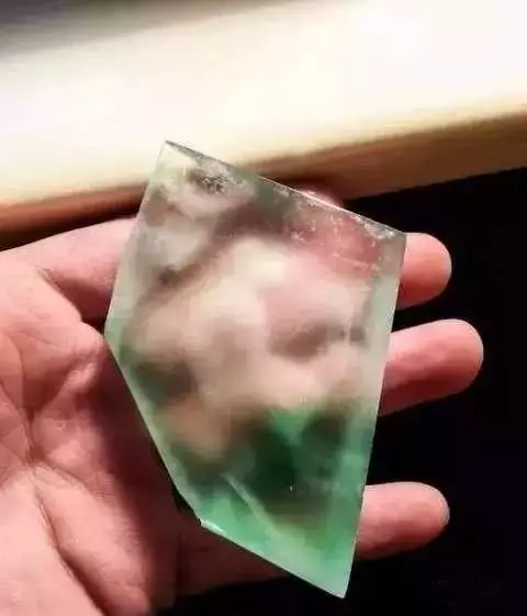 翡翠|如此梦幻的料子，雕出来的翡翠不卖几百万怎么行！