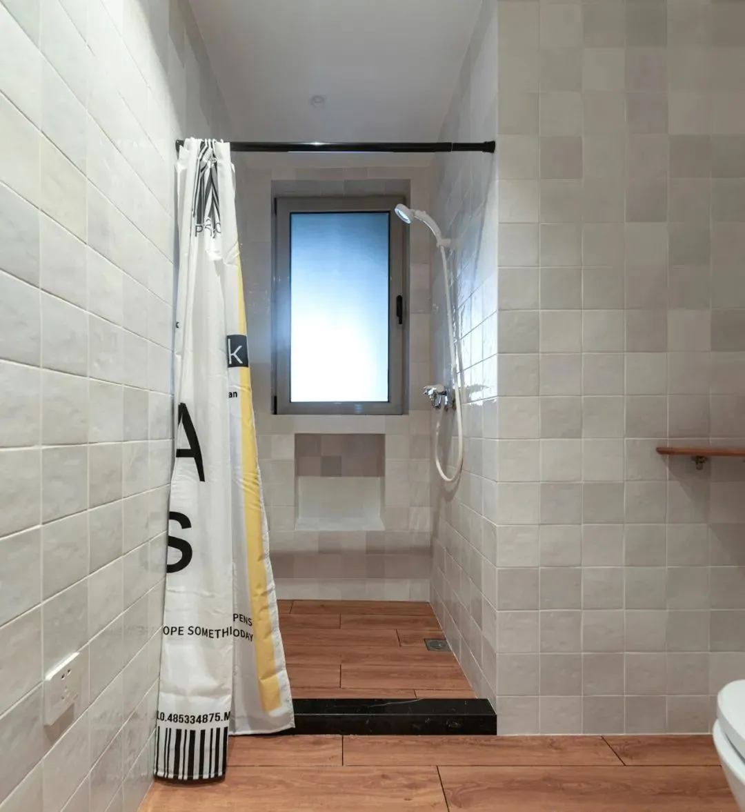 空间色彩整体以黑白灰为主搭配原木,软装配饰点缀蓝色、灰粉,融入金属、亚克力等材质!