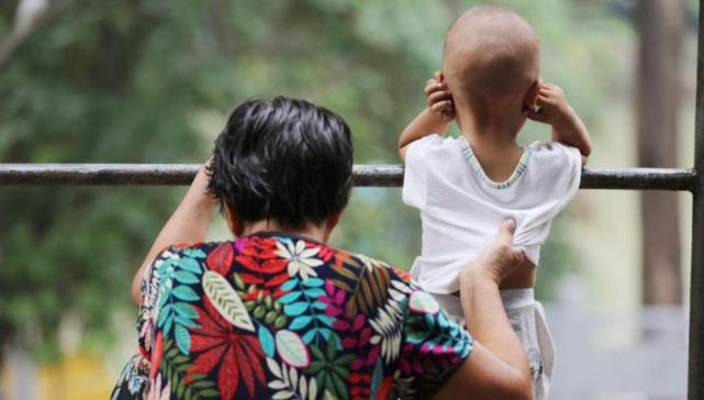 小雪妈妈育儿|“爸妈一走，爷奶松手”，老人假带娃盛行，90后父母压力太大了