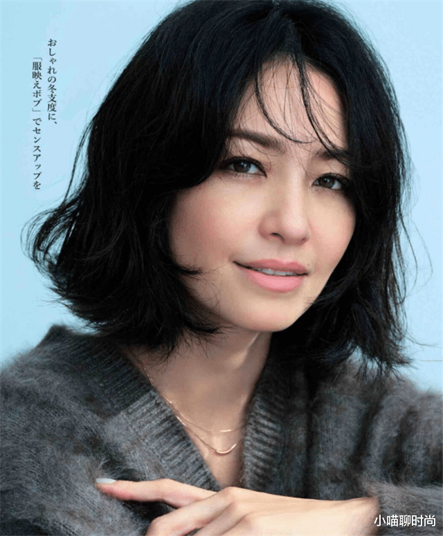 发型 50岁女人尽量别留长发、烫小卷！现推荐这3种短翻卷，减龄又洋气