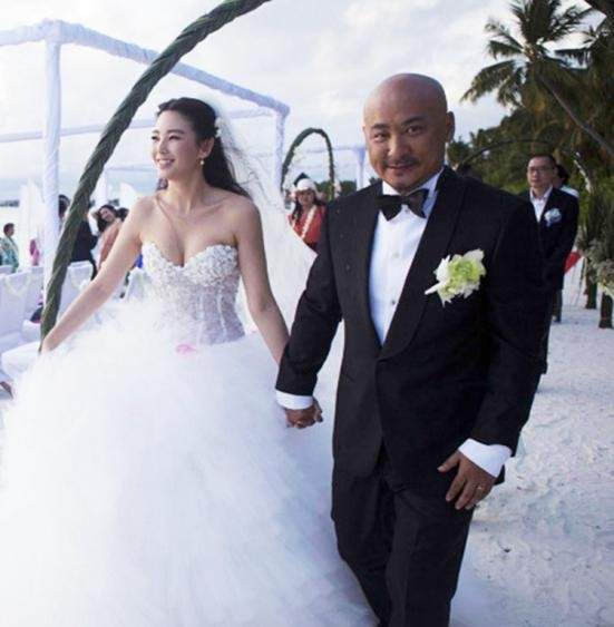 王刚|娱乐圈里的8对老夫少妻，他从“干爹变老公”，乱到你无法想象