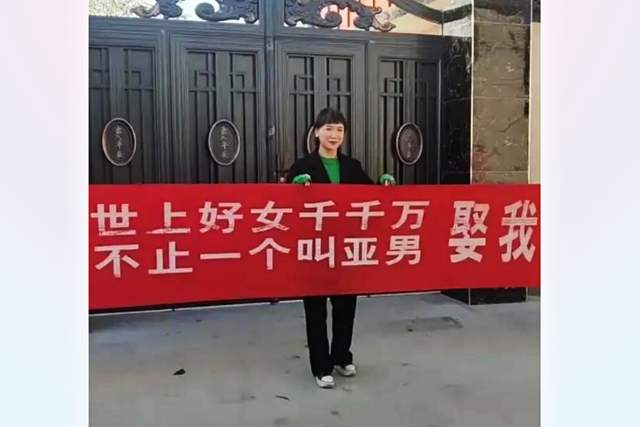 |恶心的女网红，门口求人娶她，人丑，内心更丑！