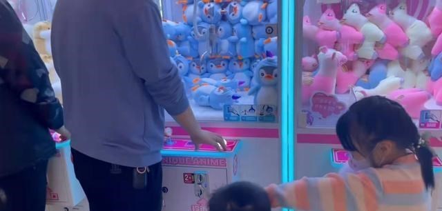 奇奇|田静一家四口抓娃娃，姚威不负众望，奇奇一脸崇拜