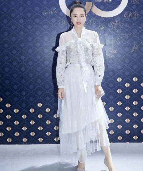 美人哒|秦海璐这高级感真让人服气，穿印花裙配贵妇帽，美到国外去了