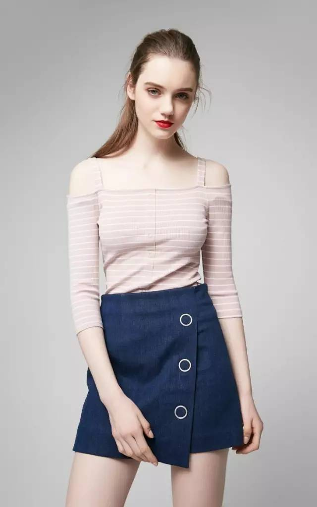 时尚风行派|大骨架女孩穿搭宝典来啦！大V领配上高收腰剪裁，身材轻松变单薄