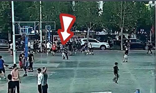 北京日报客户端 央视网评打球撞倒横穿老人被免责：把“自甘风险”打上普法公屏