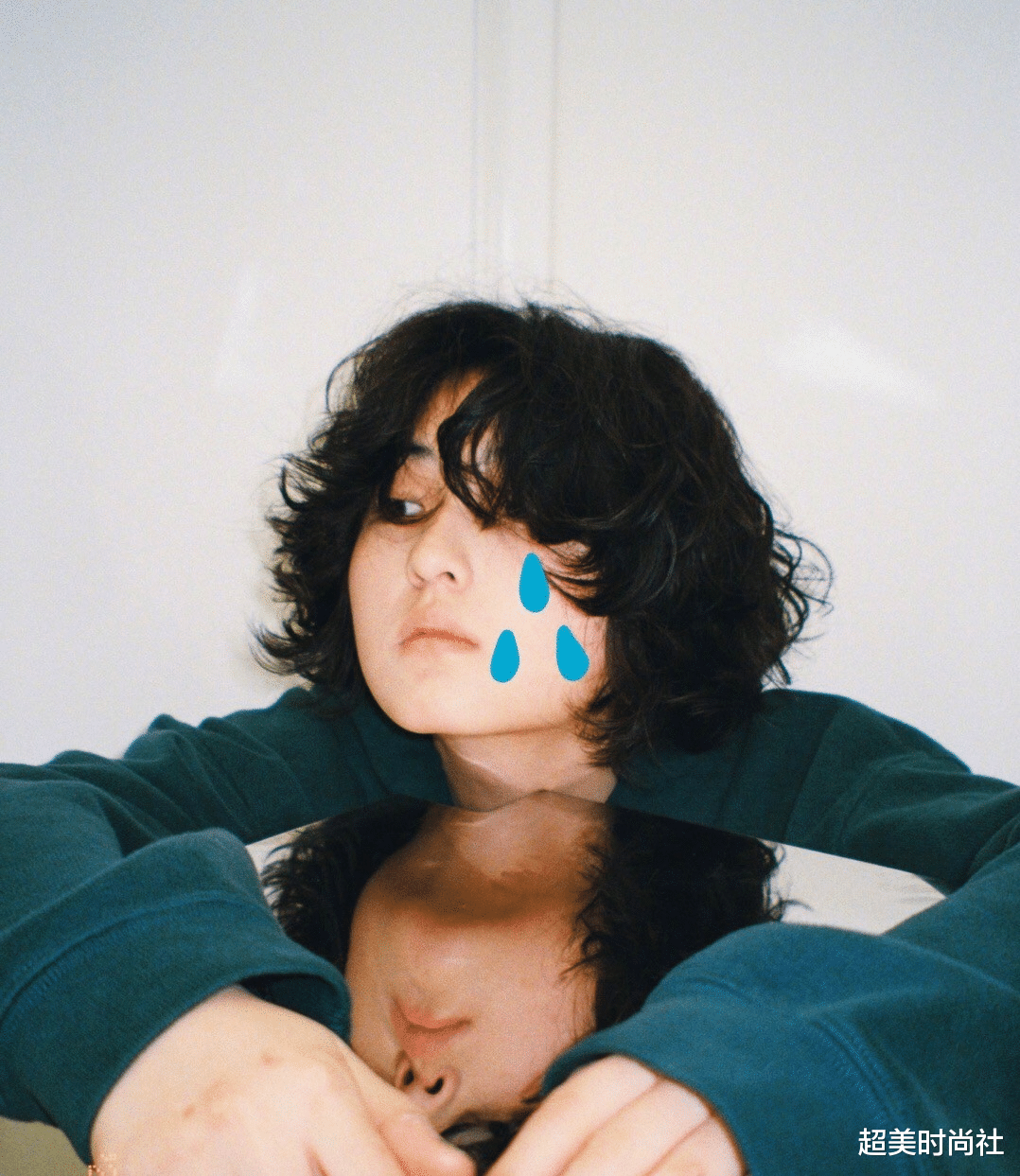 美甲|张子枫素颜上综艺，卷毛配娃娃领衬衫太清新，体态变好少女感满分