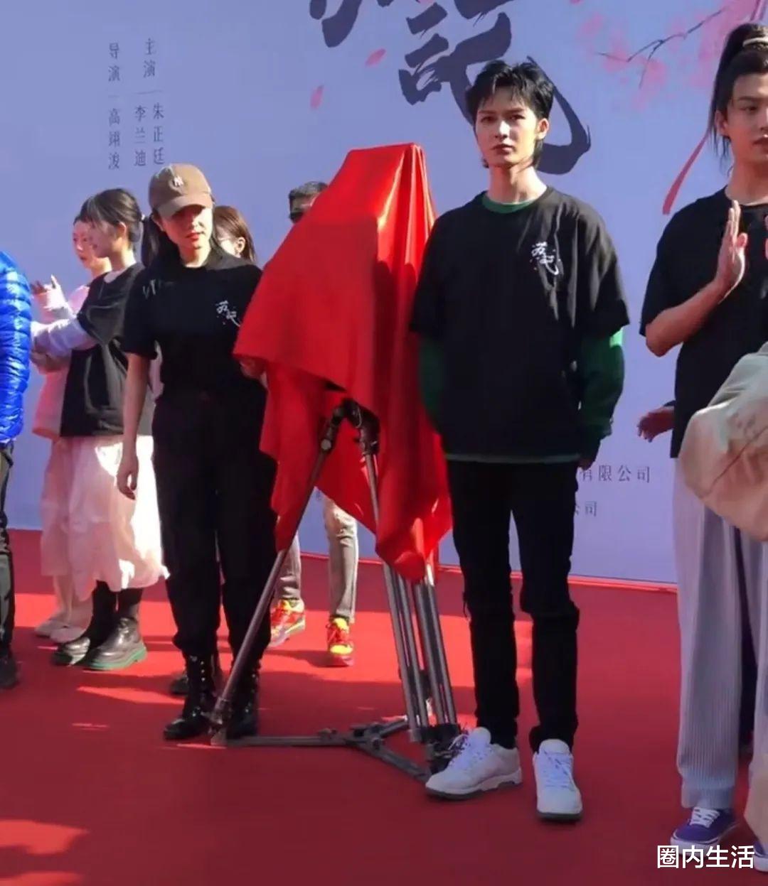 杨幂|龚俊碾压张哲瀚？后者粉丝为了面子，哄抬高价后又跑路