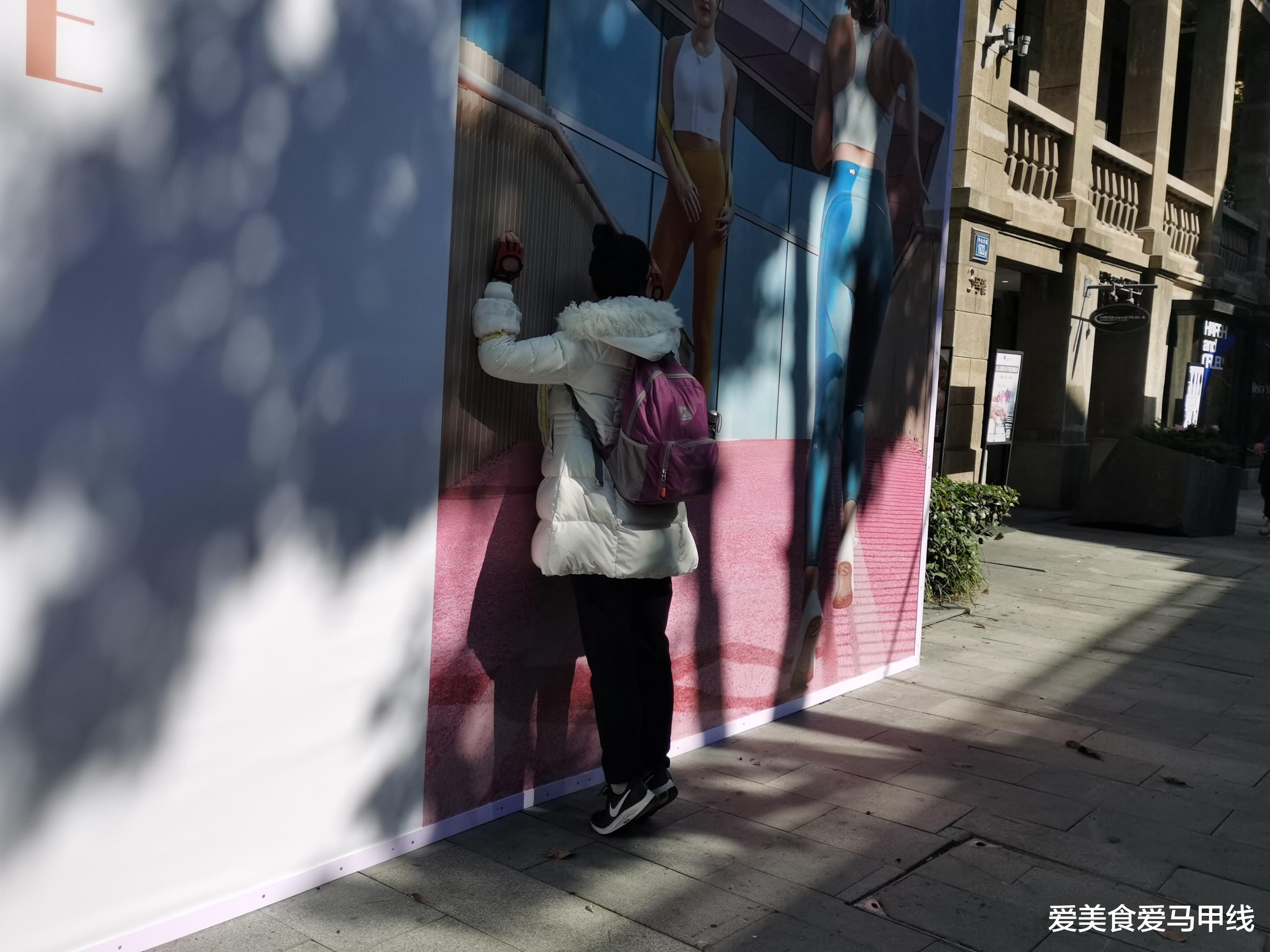 爱美食爱马甲线 大清早在武汉开车，太阳的光芒太闪烁了，一不留神真担心撞车或是被撞