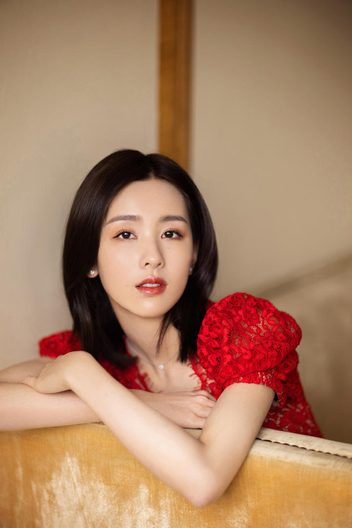 刘亦菲|长相有几分相似刘亦菲,陈都灵红色蕾丝连衣裙写真美过刘亦菲