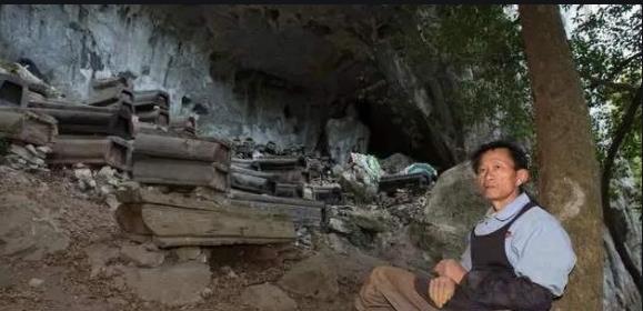 苗族|贵州守陵人:月薪300元,每晚与567具棺材同眠,爱和棺材们聊天