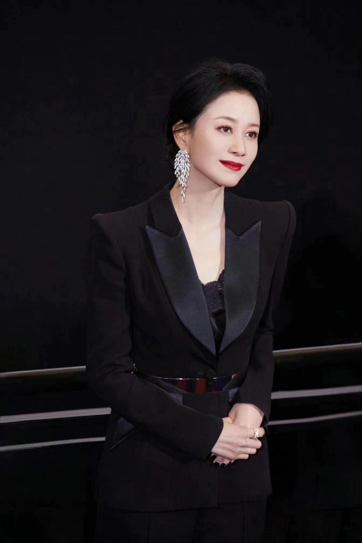 倪虹洁|倪虹洁哪像43岁的人！生图也能美似精修，岁月沉淀的优雅让人沉醉