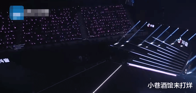 跨年晚会|跨年晚会槽点大赏：假唱、跑调、主持人接不住词、黑白诡异画面出现…