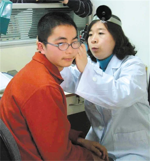 飞机 14岁湖南少年扒飞机从昆明飞重庆，高寒缺氧飞1.5小时，法院判了