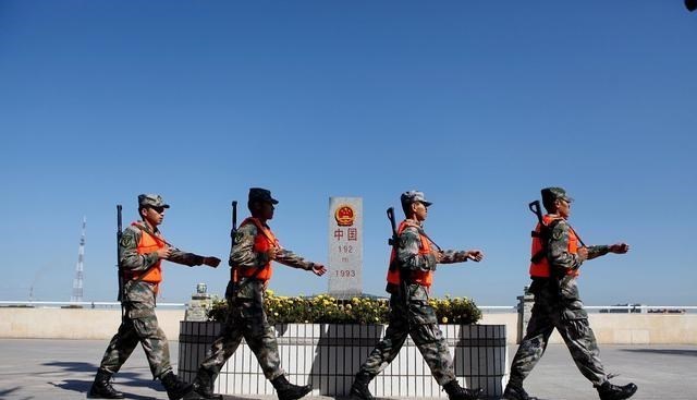 祁发宝|英雄团长祁发宝，又登台亮相，职务仍然没变，4个细节印象深刻